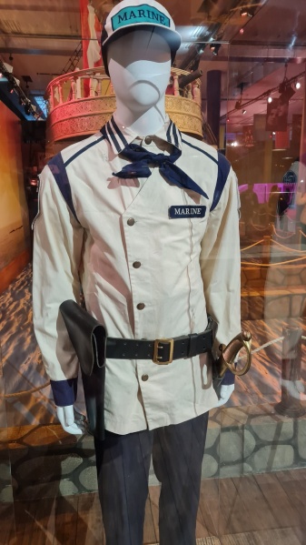Datei:TUDUM Ausstellung Marine-Uniform.jpg